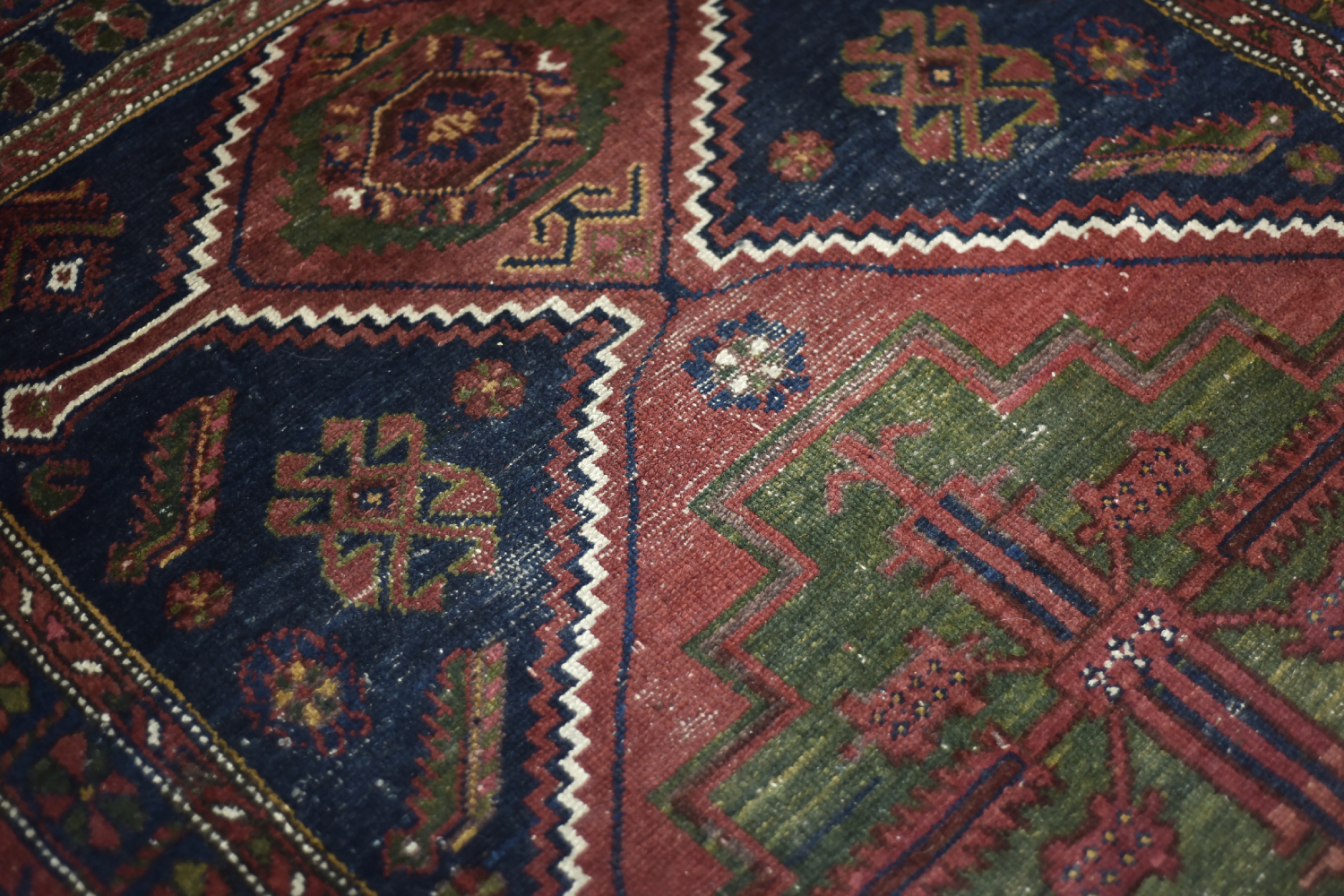 Vintage Hand-Woven Oriental Nomadic Tribal Shiraz Qashqai Rug, 1940s