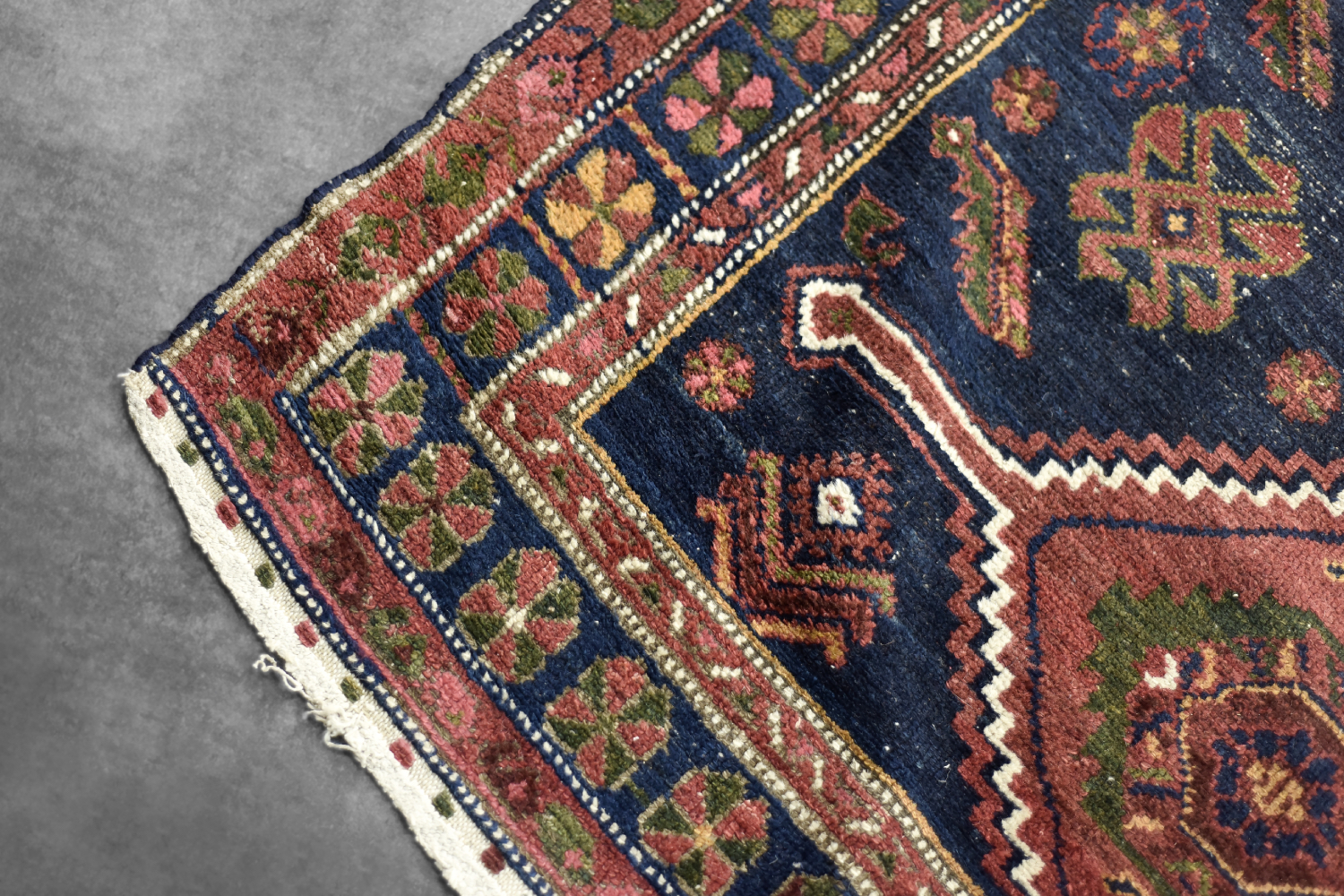 Vintage Hand-Woven Oriental Nomadic Tribal Shiraz Qashqai Rug, 1940s