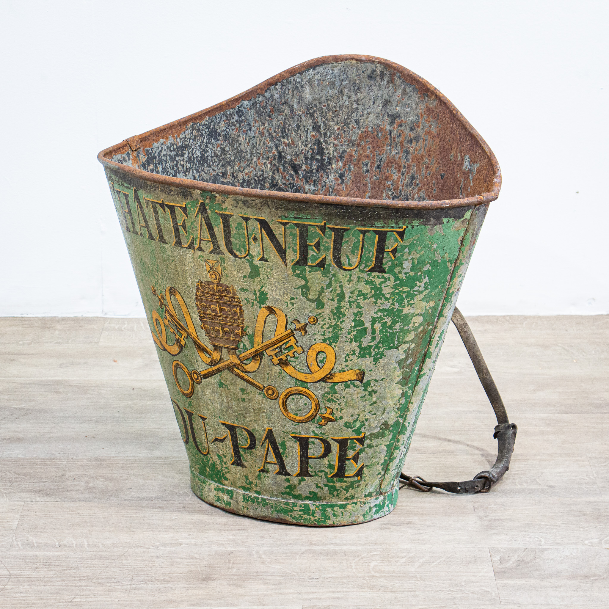 Green Chateauneuf Du Pape Grape Hod