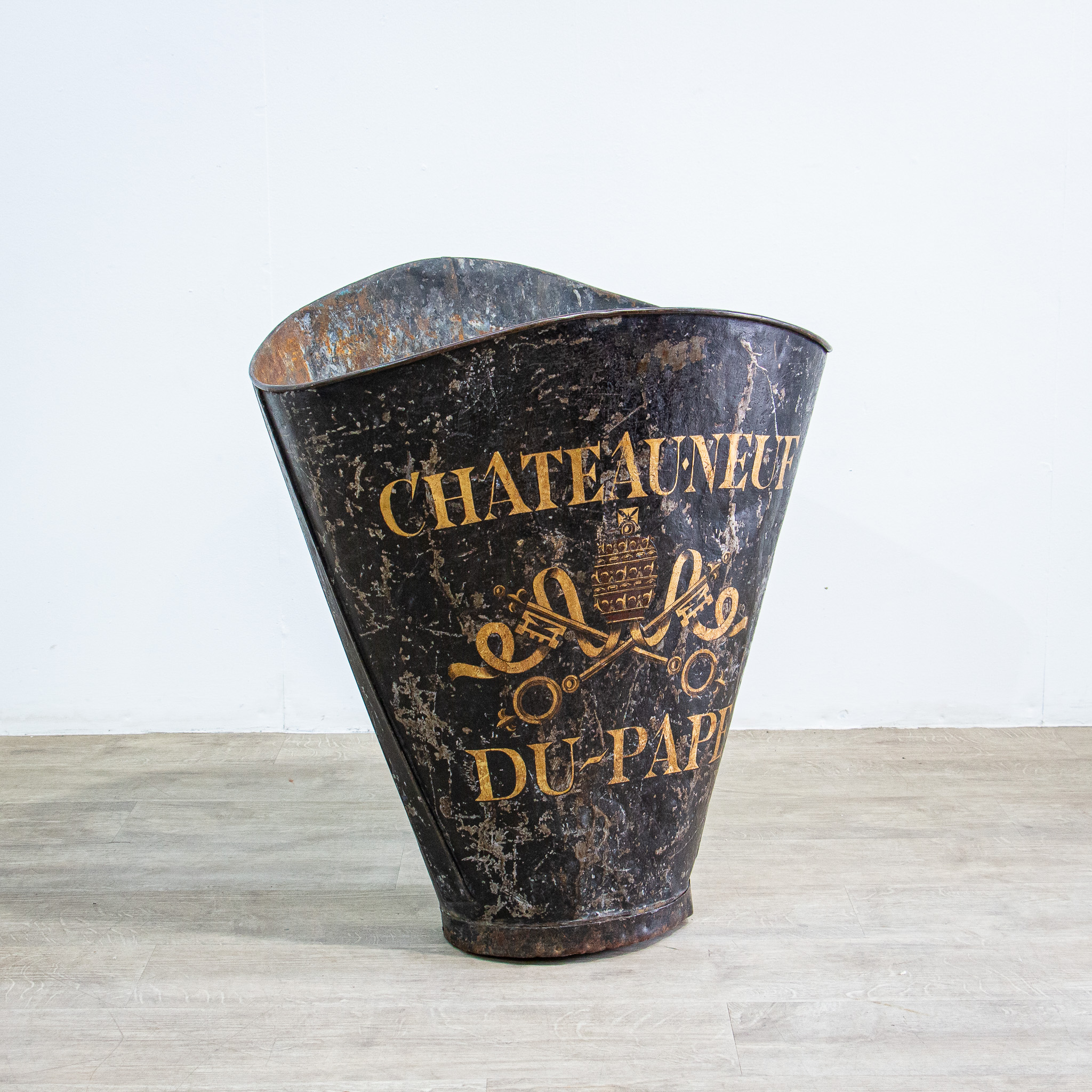 Black Chateauneuf Du Pape Grape Hod