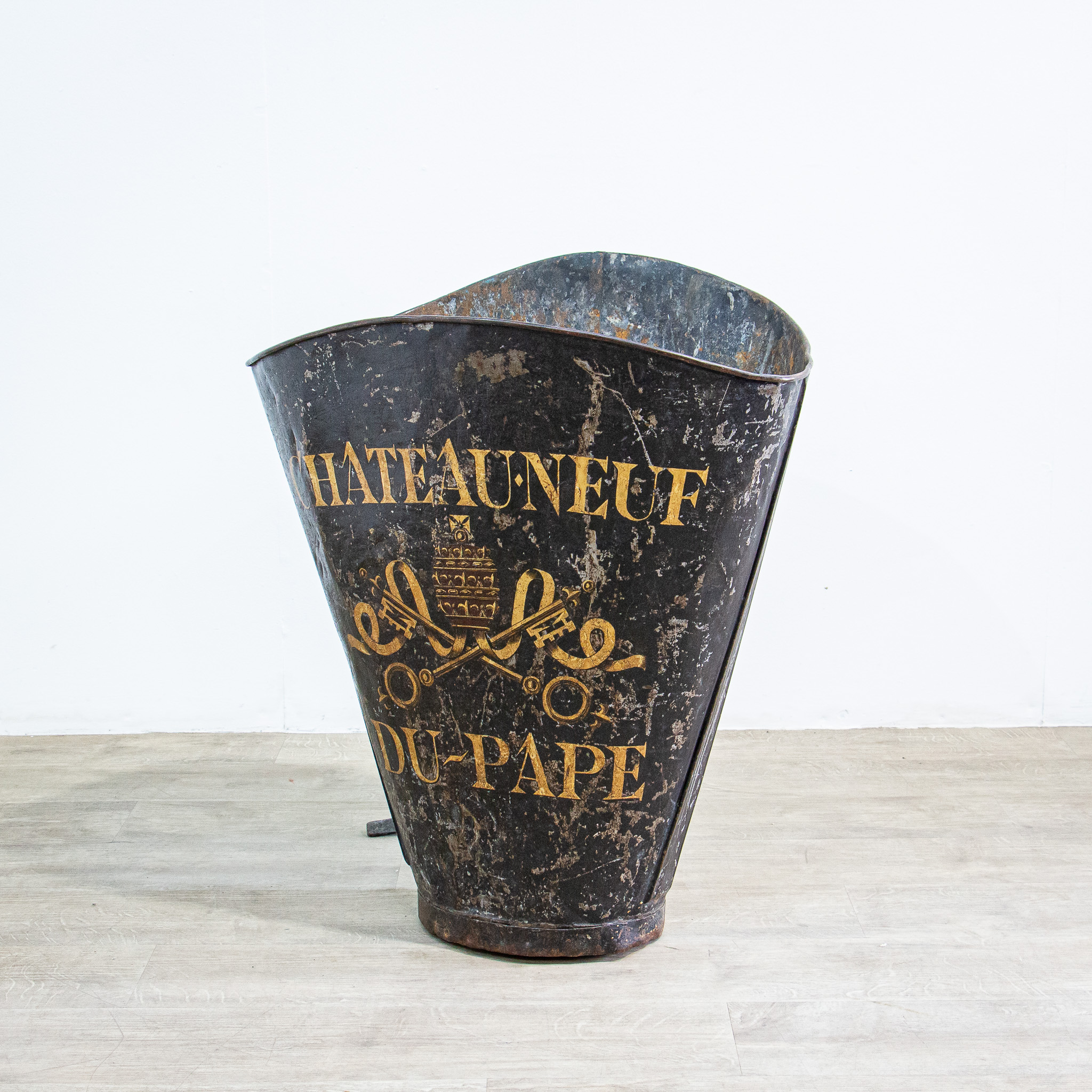 Black Chateauneuf Du Pape Grape Hod