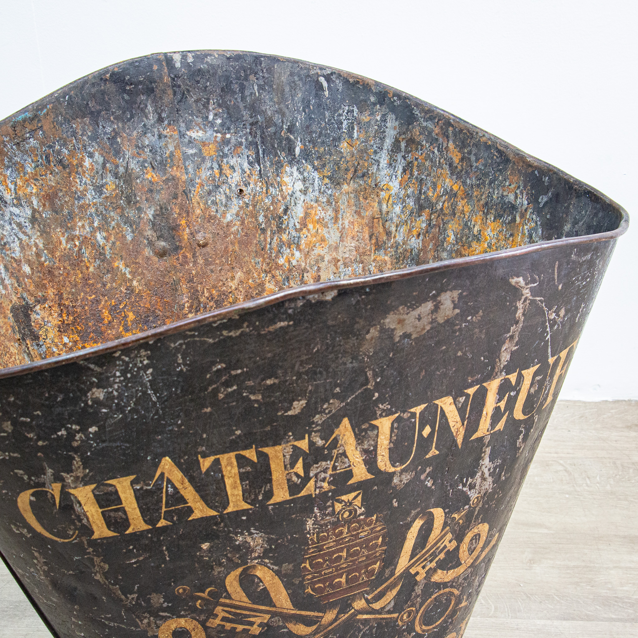Black Chateauneuf Du Pape Grape Hod