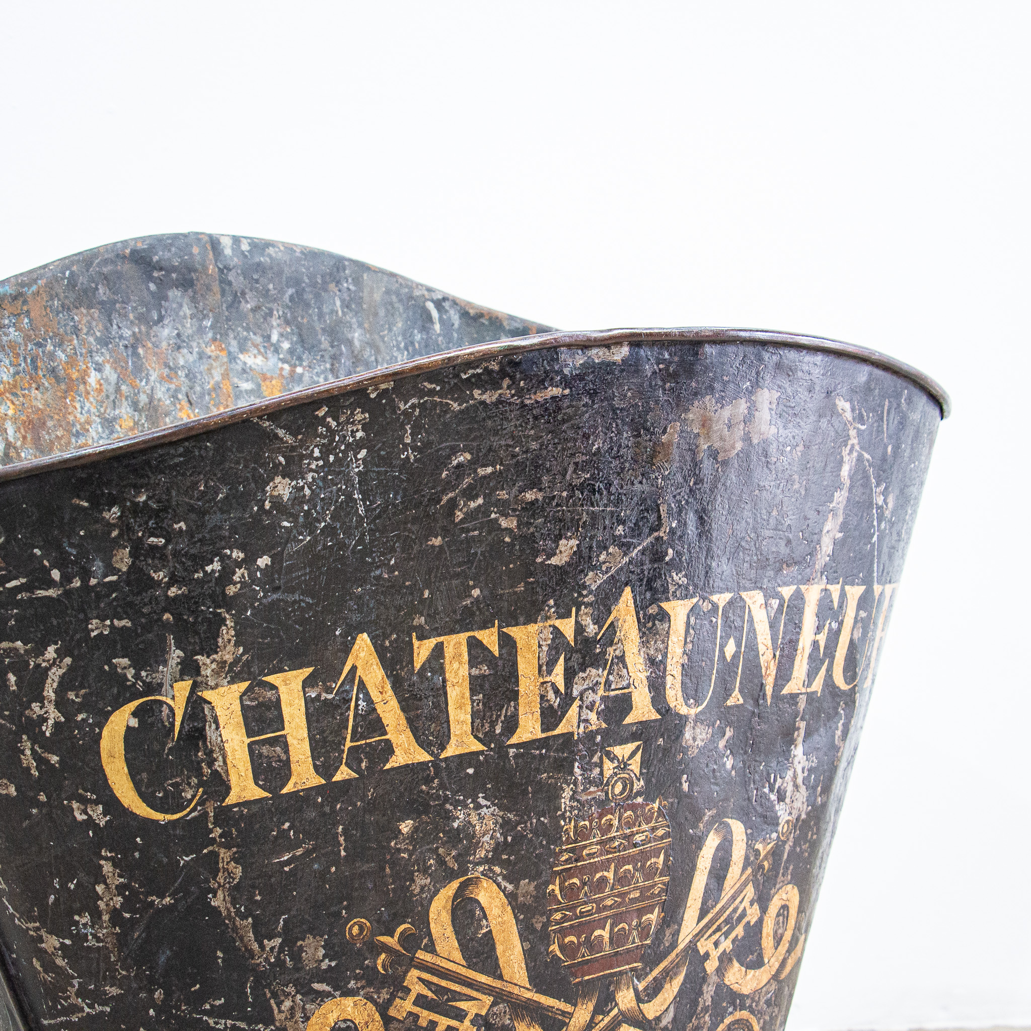 Black Chateauneuf Du Pape Grape Hod