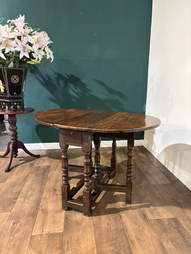 Early Georgian Oak Drop Leaf Gateleg Table