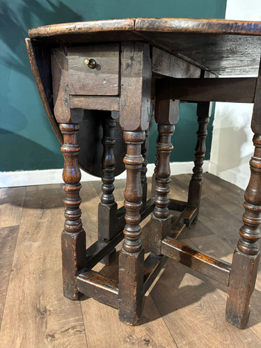 Early Georgian Oak Drop Leaf Gateleg Table