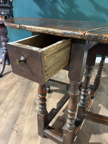 Early Georgian Oak Drop Leaf Gateleg Table