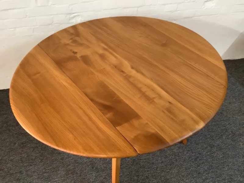 Excellent Ercol Windsor 384 Drop Leaf Dining Table.