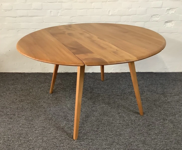 Excellent Ercol Windsor 384 Drop Leaf Dining Table.