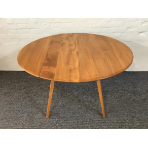 Excellent Ercol Windsor 384 Drop Leaf Dining Table.