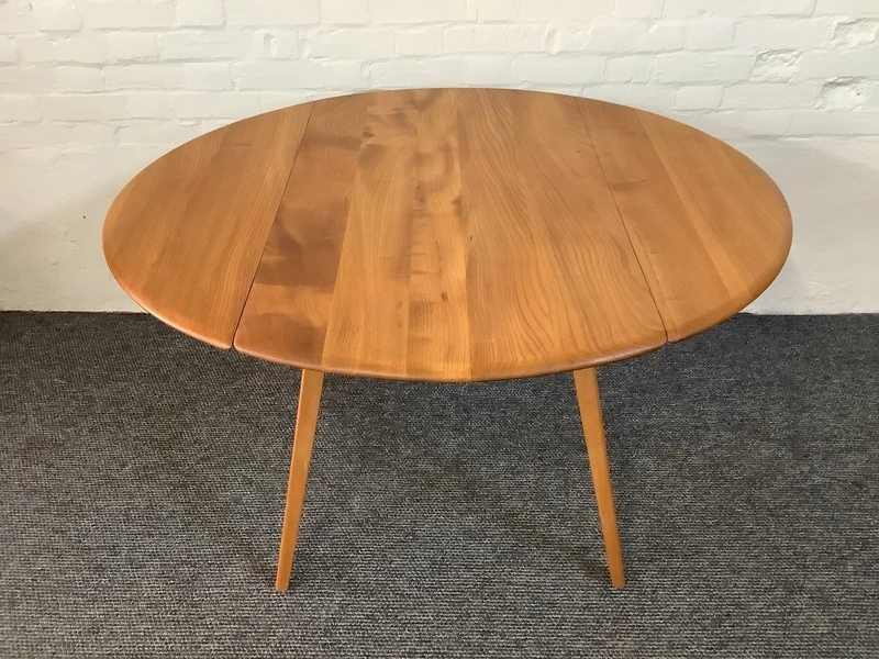 Excellent Ercol Windsor 384 Drop Leaf Dining Table.