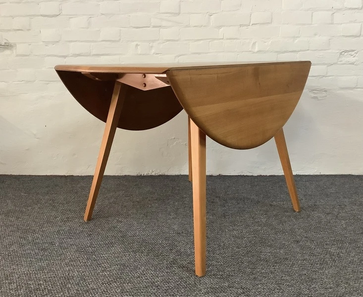 Excellent Ercol Windsor 384 Drop Leaf Dining Table.
