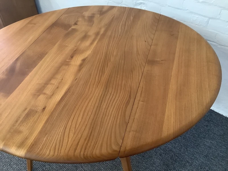 Excellent Ercol Windsor 384 Drop Leaf Dining Table.
