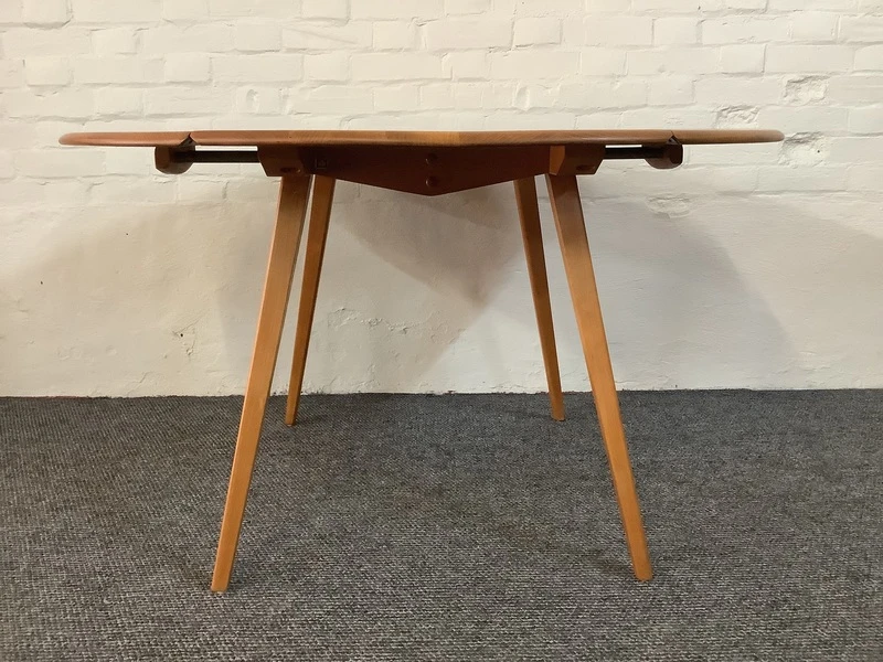 Excellent Ercol Windsor 384 Drop Leaf Dining Table.