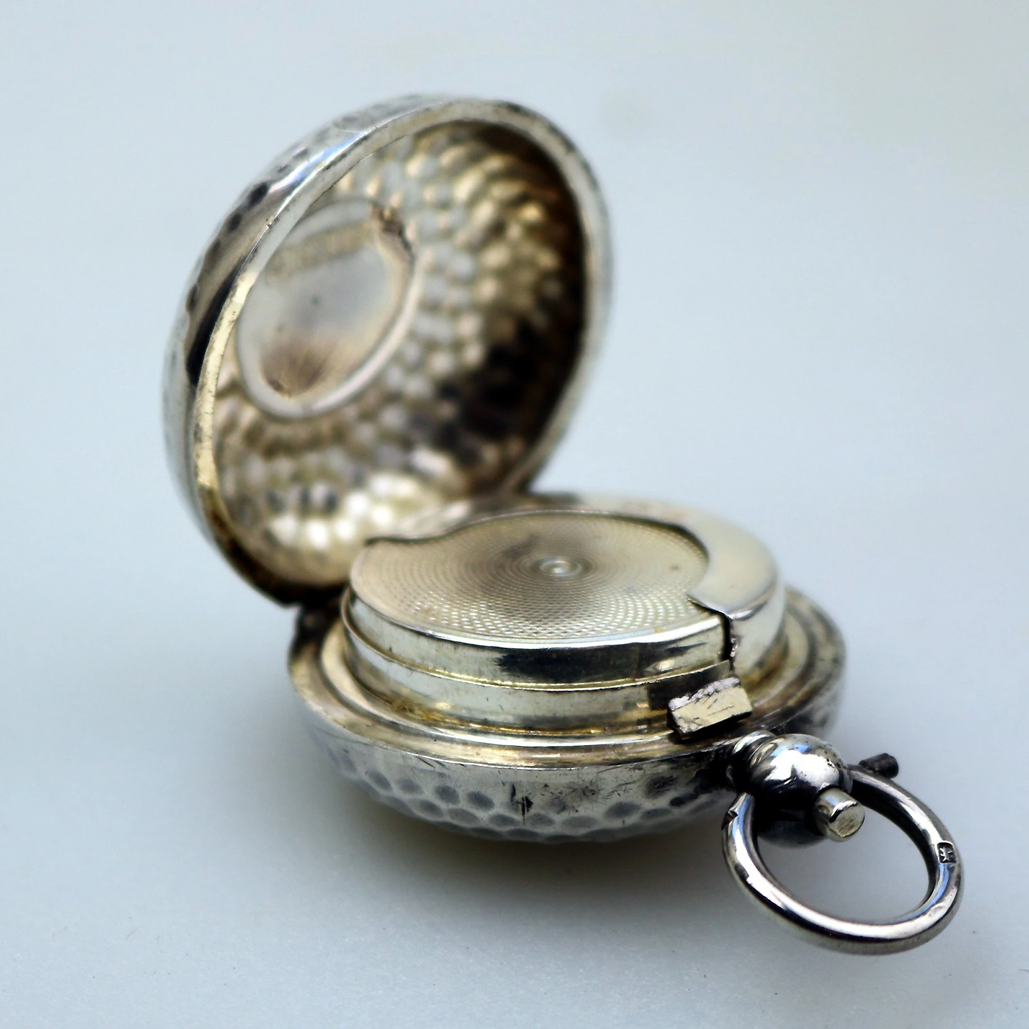 A scarce antique novelty golf ball English solid silver Sovereign Case C.1914