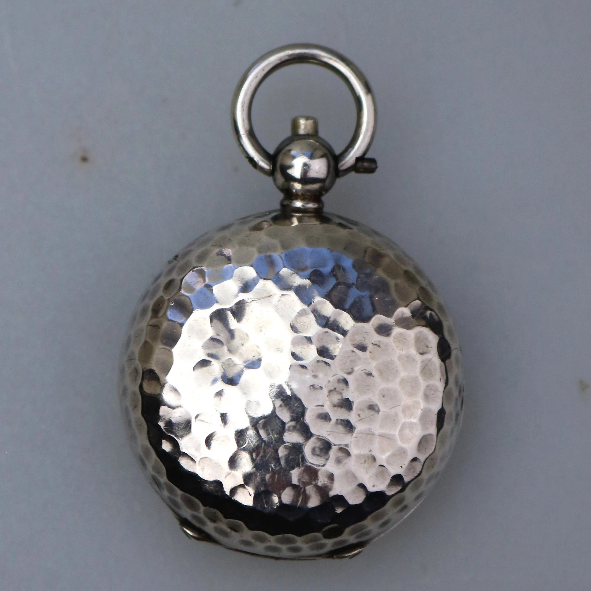 A scarce antique novelty golf ball English solid silver Sovereign Case C.1914