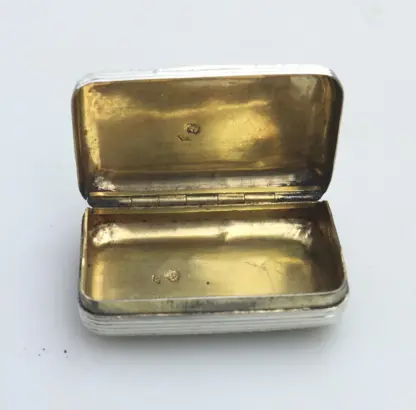 A good antique William IV French 950 solid silver reeded Snuff Box 43.5g C.1830 - Image 2