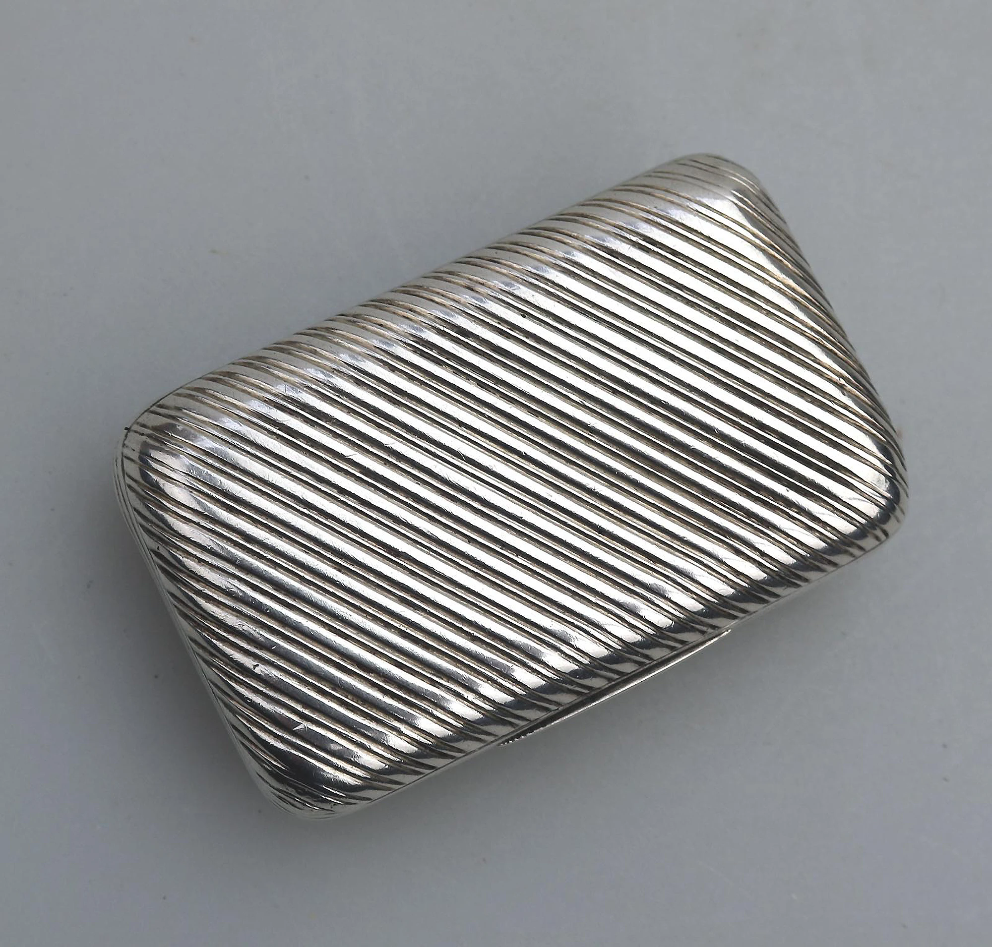 A good antique William IV French 950 solid silver reeded Snuff Box 43.5g C.1830
