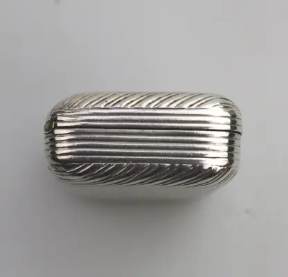 A good antique William IV French 950 solid silver reeded Snuff Box 43.5g C.1830 - Image 7