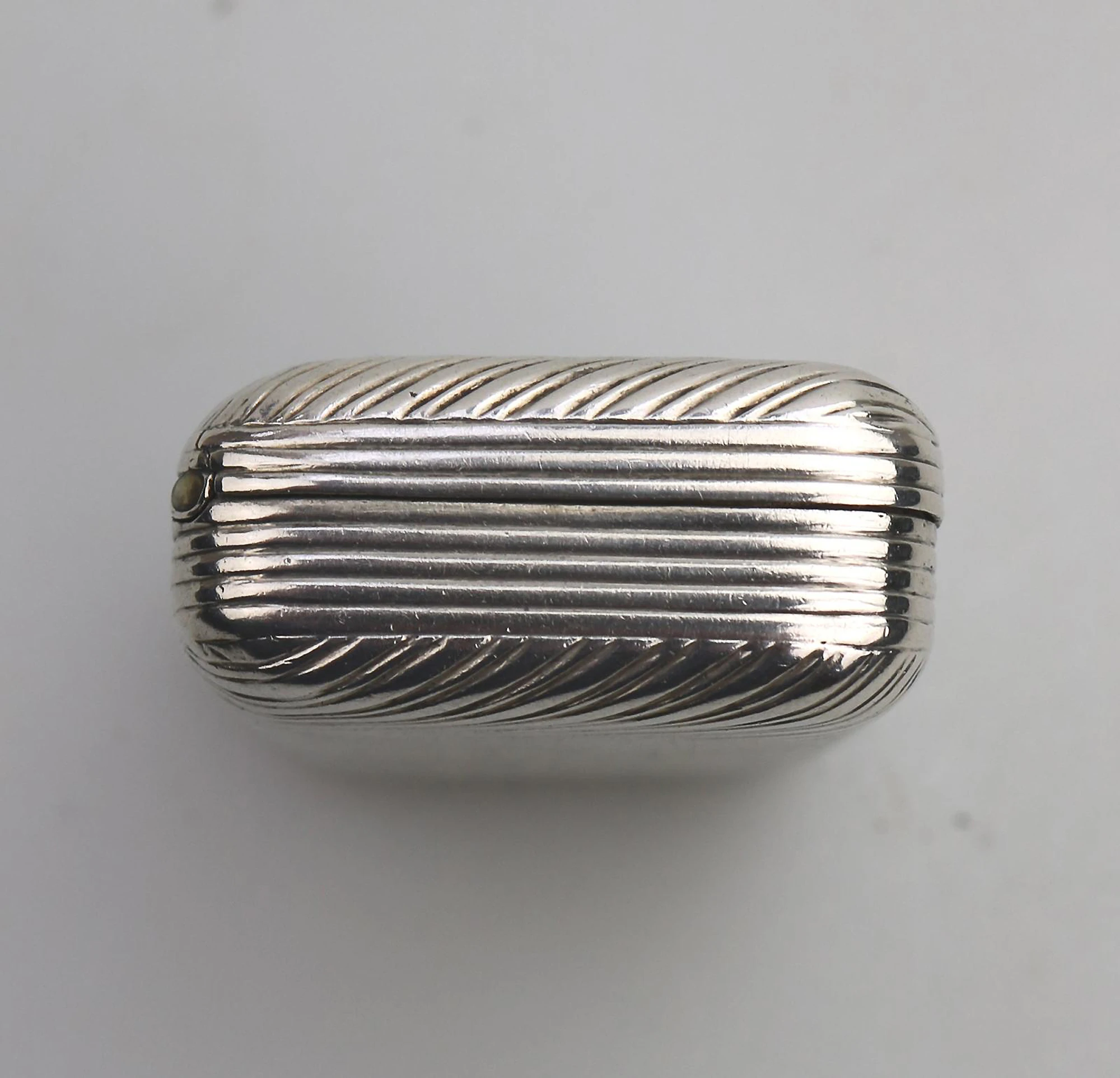 A good antique William IV French 950 solid silver reeded Snuff Box 43.5g C.1830