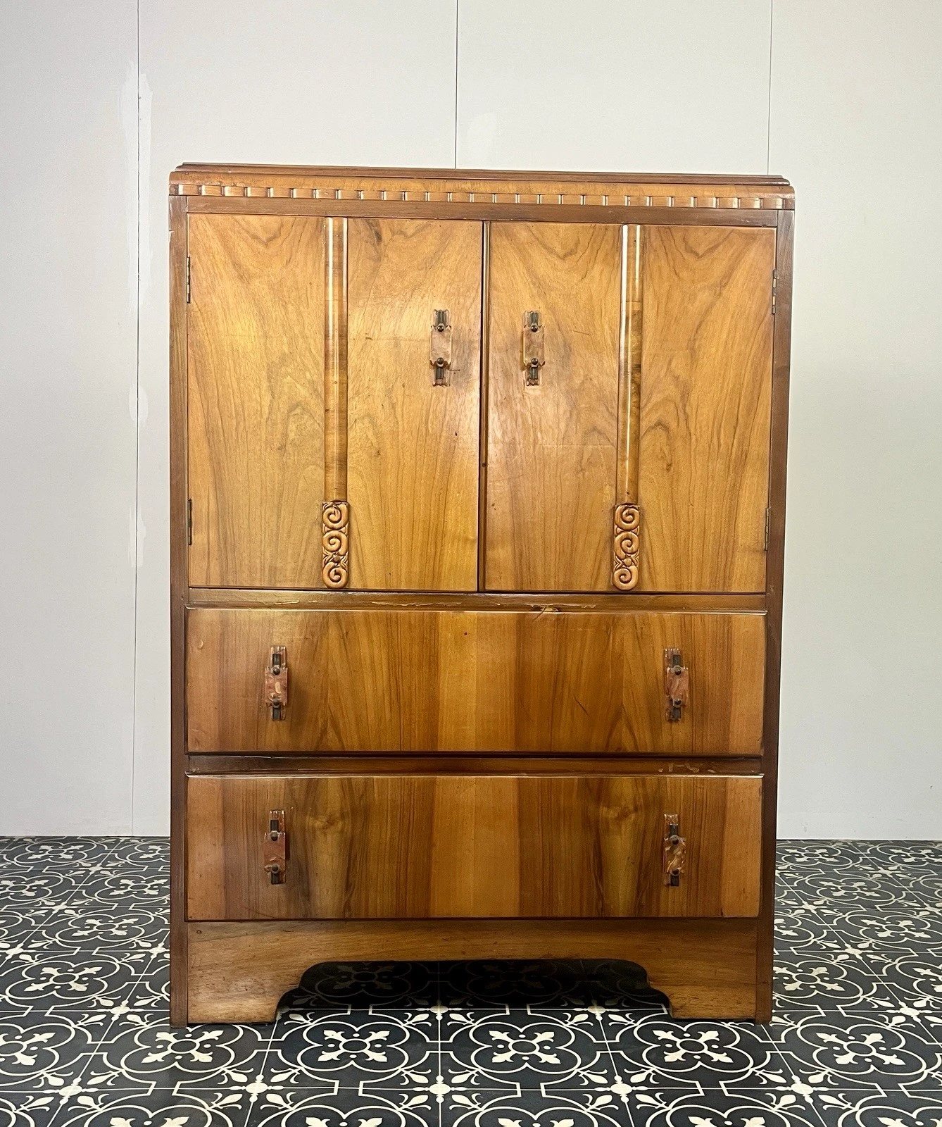 Stunning Antique 1930’s Art Deco Drinks Cocktail Cabinet, Burr Walnut