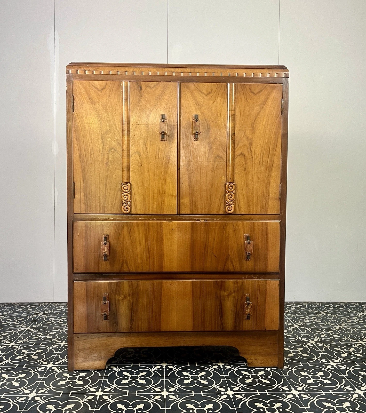 Stunning Antique 1930’s Art Deco Drinks Cocktail Cabinet, Burr Walnut