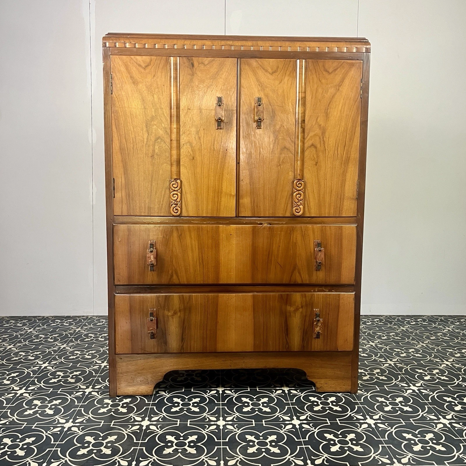 Stunning Antique 1930’s Art Deco Drinks Cocktail Cabinet, Burr Walnut