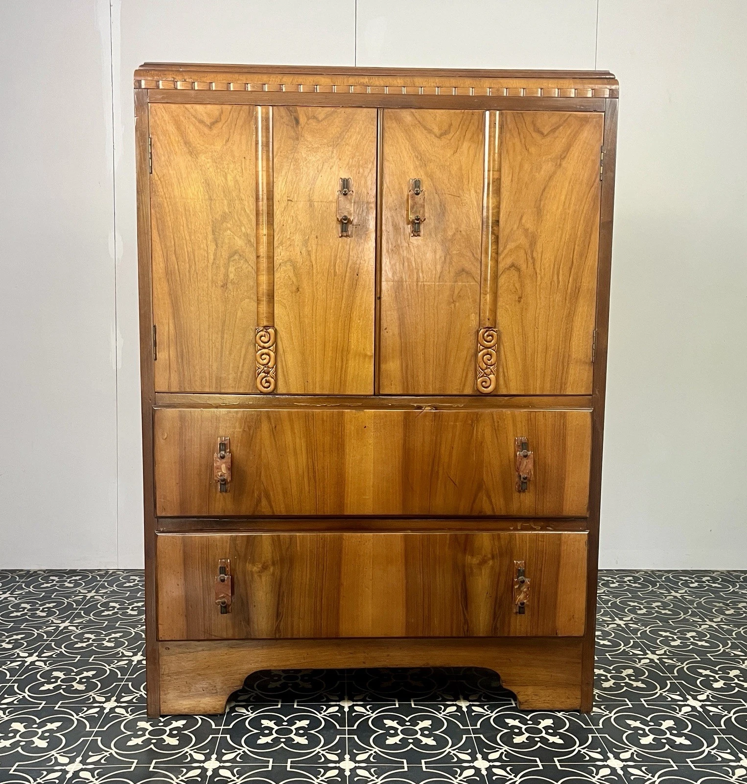Stunning Antique 1930’s Art Deco Drinks Cocktail Cabinet, Burr Walnut